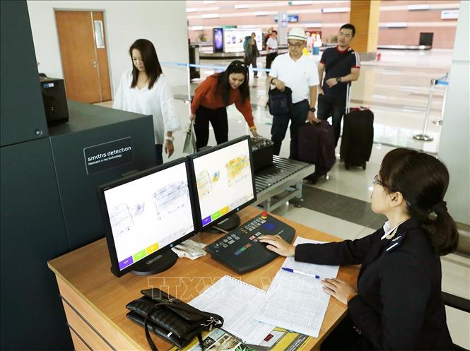 Trong ảnh: Nhân viên Chi cục Hải quan Phú Quốc sử dụng máy soi để kiểm tra hành lý khách nhập cảnh tại sân bay quốc tế Phú Quốc. Ảnh: Phạm Hậu - TTXVN