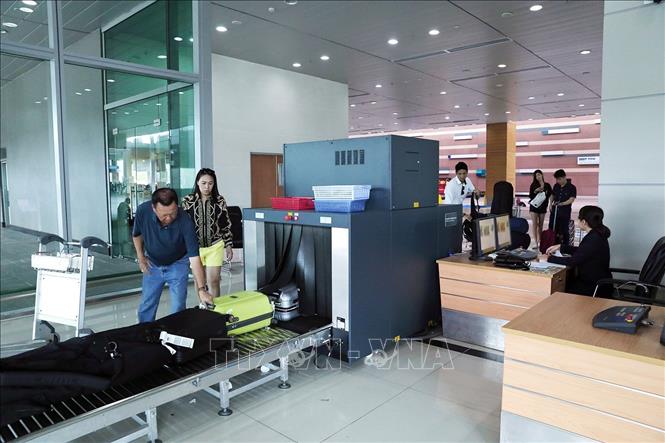 Trong ảnh: Nhân viên Chi cục Hải quan Phú Quốc sử dụng máy soi để kiểm tra hành lý khách nhập cảnh tại sân bay quốc tế Phú Quốc. Ảnh: Phạm Hậu - TTXVN