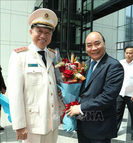 Trong ảnh: Bộ trưởng Bộ Công an Tô Lâm đón Thủ tướng Nguyễn Xuân Phúc. Ảnh: Doãn Tấn  – TTXVN