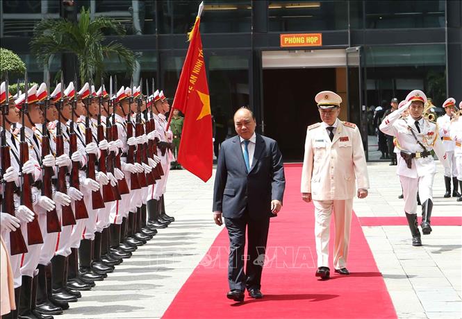 Trong ảnh: Thủ tướng Nguyễn Xuân Phúc duyệt đội danh dự Công an nhân dân. Ảnh: Doãn Tấn  – TTXVN