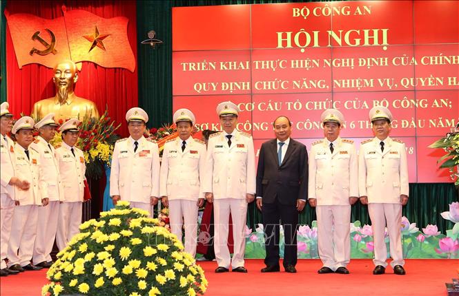 Trong ảnh: Thủ tướng Nguyễn Xuân Phúc với lãnh đạo Bộ Công an. Ảnh: Doãn Tấn  – TTXVN