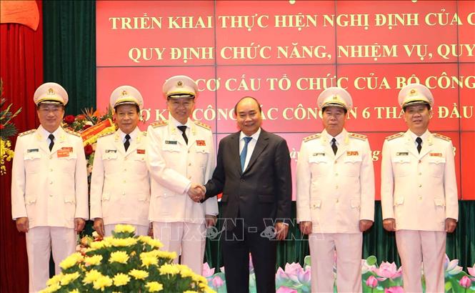 Trong ảnh: Thủ tướng Nguyễn Xuân Phúc với lãnh đạo Bộ Công an. Ảnh: Doãn Tấn  – TTXVN
