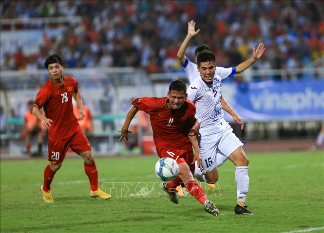Trong ảnh: Pha dẫn bóng đột phá của Anh Đức (số 11) buộc cầu thủ U23 Uzbekistan phải phạm lỗi. Ảnh: Trọng Đạt – TTXVN