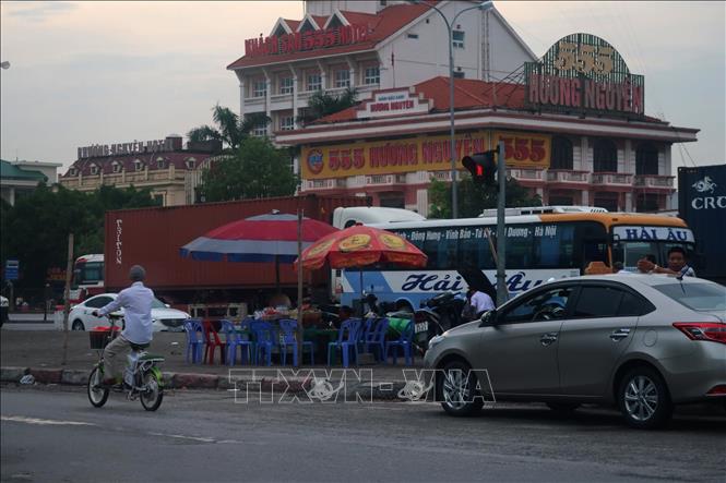 Trong ảnh: Tại khu vực đèn đỏ ngã tư Bến Hàn, phường Cẩm Thượng, TP Hải Dương, người dân đã lấn chiếm làm điểm bán hàng, vừa gây mất mỹ quan đô thị, vừa tiểm ẩn nguy cơ về mất ATGT. Ảnh: Hiền Anh-TTXVN