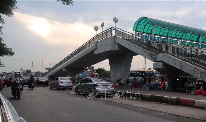Trong ảnh: Dưới gầm cầu vượt tại phường Cẩm Thượng, TP Hải Dương, hàng quán lấm chiếm tràn lan, vừa gây mất mỹ quan đô thị, vừa tiểm ẩn nguy cơ về mất ATGT. Ảnh: Hiền Anh-TTXVN