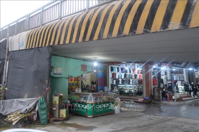 Trong ảnh: Dưới gầm cầu vượt tại xã Cẩm Phúc, huyện Cẩm Giàng, Hải Dương, nhiều hàng quán lấn chiếm, đầu tư xây dựng kiên cố, vừa gây mất mỹ quan đô thị, vừa tiểm ẩn nguy cơ về mất ATGT. Ảnh: Hiền Anh-TTXVN