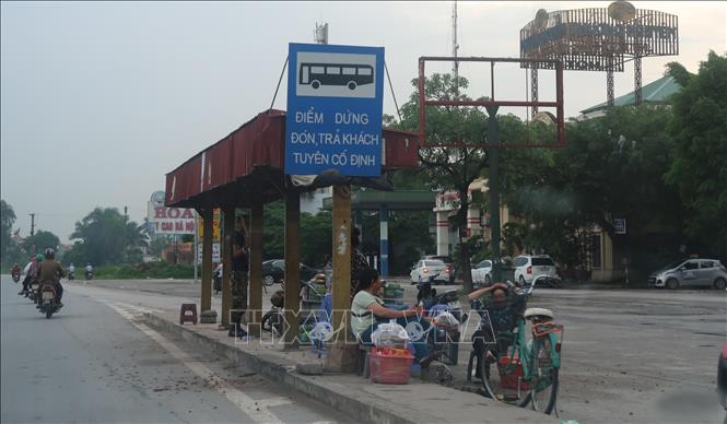 Trong ảnh: Một điểm dừng đón, trả khách tuyến cố định đoạn nhà hàng 559, ngã tư Bến Hàn, phường Cẩm Thượng, TP Hải Dương đã bị người dân chiếm dụng để bán hàng nước, hàng ăn, vừa gây mất mỹ quan đô thị, vừa tiểm ẩn nguy cơ về mất ATGT. Ảnh: Hiền Anh-TTXVN. 