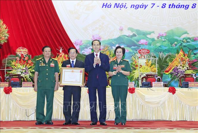 Trong ảnh: Chủ tịch nước Trần Đại Quang trao tặng Huân chương Lao động hạng Ba cho Hiệp hội Doanh nhân Cựu Chiến binh Việt Nam. Ảnh: Nhan Sáng-TTXVN