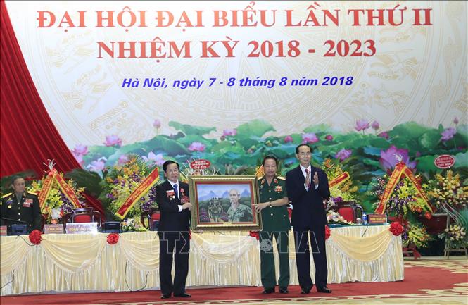 Trong ảnh: Chủ tịch nước Trần Đại Quang tặng bức tranh 