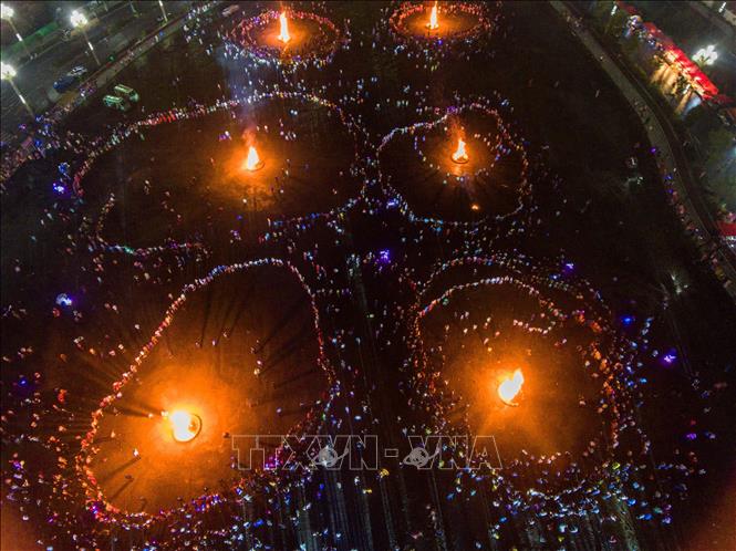 Trong ảnh: Toàn cảnh lễ hội Lửa của cộng đồng người Di ở thành phố Tất Tiết, tỉnh Quý Châu, Trung Quốc. Ảnh: THX/ TTXVN