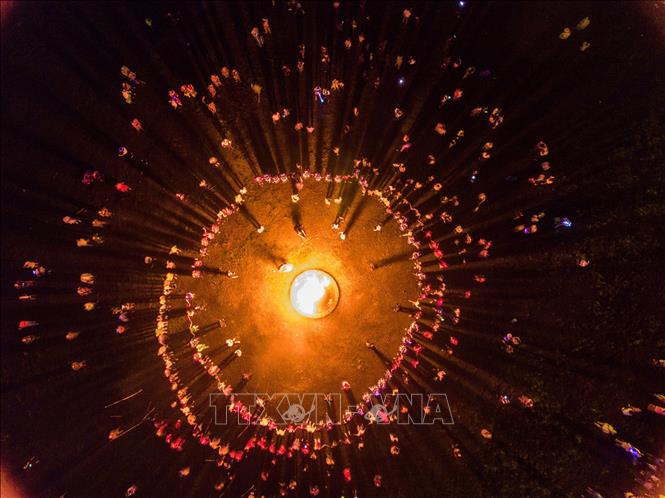 Trong ảnh: Người chơi quây quần bên một vòng lửa tại lễ hội của cộng đồng người Di ở thành phố Tất Tiết, tỉnh Quý Châu, Trung Quốc. Ảnh: THX/ TTXVN