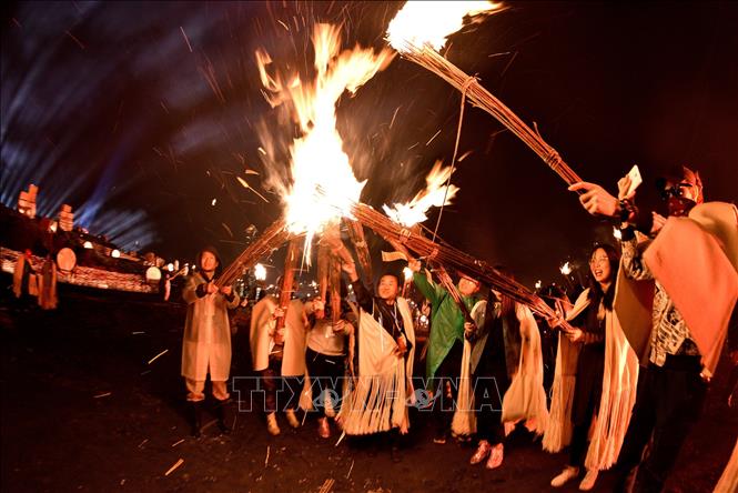 Trong ảnh: Người chơi thắp đuốc tại lễ hội Lửa của cộng đồng người Di ở thành phố Tất Tiết, tỉnh Quý Châu, Trung Quốc. Ảnh: THX/ TTXVN