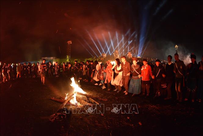 Trong ảnh: Người chơi nhảy múa tại lễ hội Lửa của cộng đồng người Di ở thành phố Tất Tiết, tỉnh Quý Châu, Trung Quốc. Ảnh: THX/ TTXVN