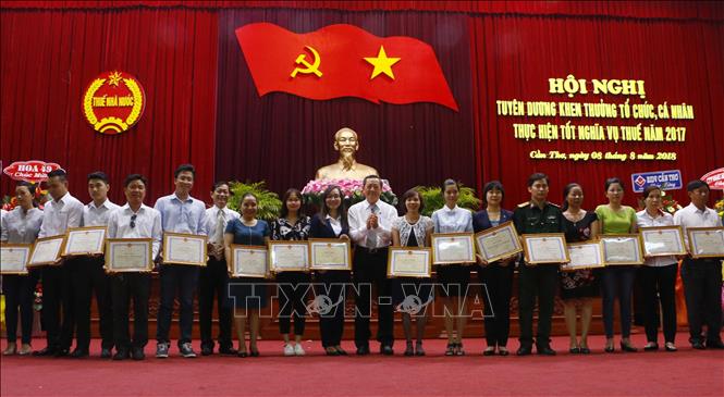 Trong ảnh: Trao Giấy khen của Cục Thuế thành phố Cần Thơ cho các tổ chức, cá nhân thực hiện tốt nghĩa vụ thuế. Ảnh: Thanh Liêm - TTXVN