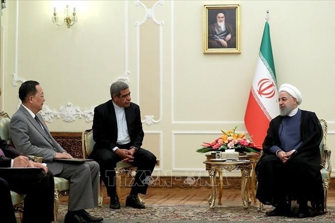 Trong ảnh: Tổng thống Iran Hassan Rouhani (phải) tiếp Ngoại trưởng Triều Tiên Ri Yong-ho (trái) tại Tehran. Ảnh: IRNA/ TTXVN