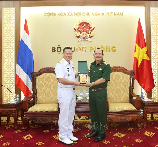 Trong ảnh: Thượng tướng Phạm Ngọc Minh tặng quà cho Cục trưởng Cục Thủy đạc Hải quân Hoàng gia Thái Lan Winai Maneeprag. Ảnh: Hồng Pha-TTXVN  phát