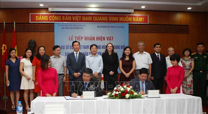 Trong ảnh: Ông Đoàn Xuân Hưng, Đại sứ đặc mệnh toàn quyền Việt Nam tại Cộng hòa Liên bang Đức cùng ông Nguyễn Văn Cường Giám đốc Bảo tàng Lịch sử quốc gia ký biên bản bàn giao. Ảnh: Thanh Tùng-TTXVN