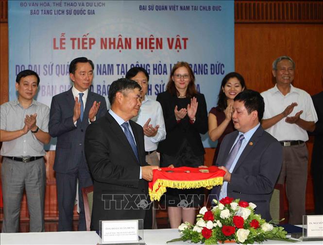 Trong ảnh: Ông Đoàn Xuân Hưng, Đại sứ đặc mệnh toàn quyền Việt Nam tại Cộng hòa Liên bang Đức bàn giao hiện vật cho ông Nguyễn Văn Cường, Giám đốc Bảo tàng Lịch sử quốc gia. Ảnh: Thanh Tùng-TTXVN