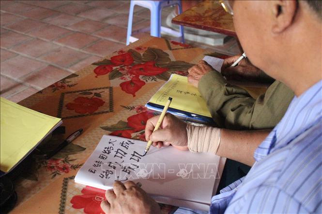 Trong ảnh: Sau nhiều năm theo học, các lão sinh có thể viết chữ Hán Nôm thành thạo.  Ảnh: Nguyễn Thảo - TTXVN