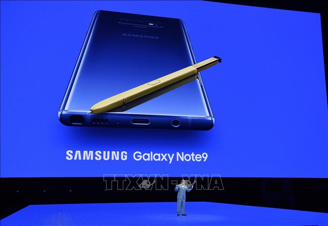 Trong ảnh: Chủ tịch kiêm CEO của Samsung DJ Koh giới thiệu Galaxy Note 9 tại lễ ra mắt ở trung tâm thương mại Barclays, New York, Mỹ ngày 9/8. Ảnh: YONHAP/ TTXVN