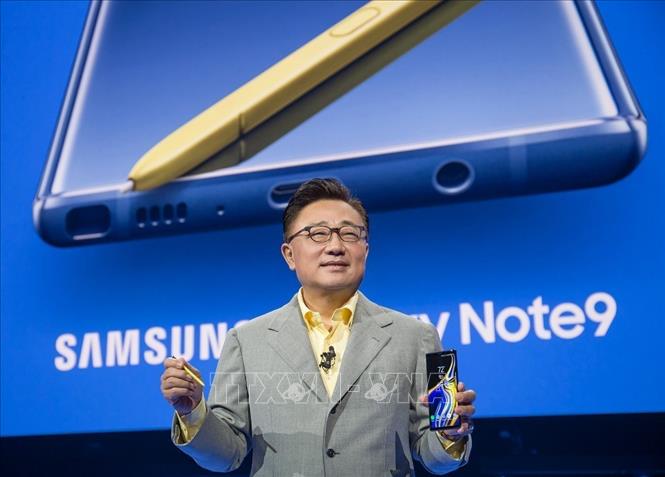Trong ảnh: Chủ tịch kiêm CEO của Samsung DJ Koh giới thiệu Galaxy Note 9 tại lễ ra mắt ở trung tâm thương mại Barclays, New York, Mỹ ngày 9/8. Ảnh: YONHAP/ TTXVN