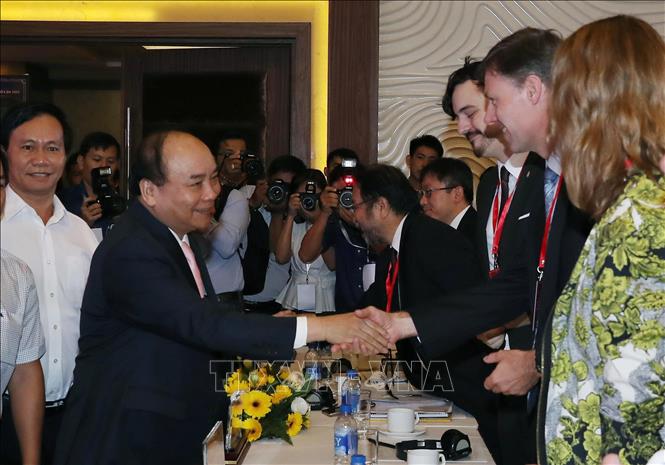  Trong ảnh: Thủ tướng Nguyễn Xuân Phúc với các đại biểu tham dự hội nghị. Ảnh: Thống Nhất - TTXVN