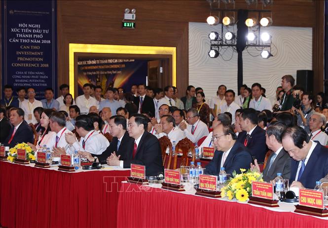  Trong ảnh: Thủ tướng Nguyễn Xuân Phúc với các đại biểu tham dự hội nghị. Ảnh: Thống Nhất - TTXVN