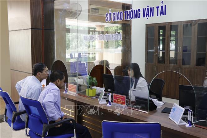 Trong ảnh: Công dân đến giao dịch các thủ tục hành chính thuộc lĩnh vực giao thông vận tải tại Trung tâm Phục vụ Hành chính công tỉnh Yên Bái. Ảnh: Việt Dũng - TTXVN
