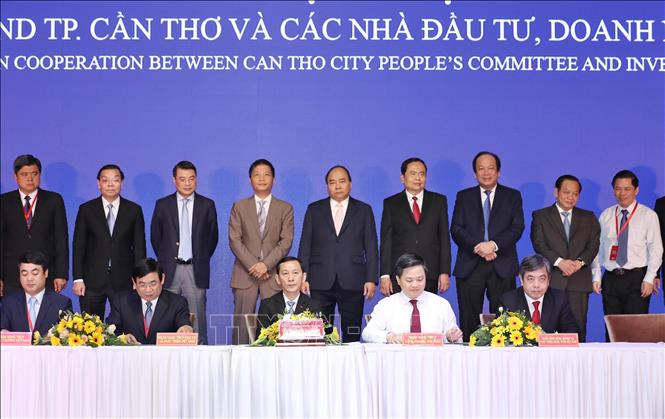 Trong ảnh: Thủ tướng Nguyễn Xuân Phúc và các đại biểu chứng kiến lễ ký kết giữa UBND Thành phố Cần Thơ và các nhà đầu tư, doanh nghiệp. Ảnh: Thống Nhất – TTXVN
