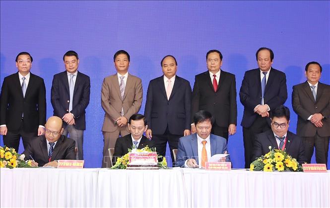 Trong ảnh: Thủ tướng Nguyễn Xuân Phúc và các đại biểu chứng kiến lễ ký kết giữa UBND Thành phố Cần Thơ và các nhà đầu tư, doanh nghiệp. Ảnh: Thống Nhất – TTXVN