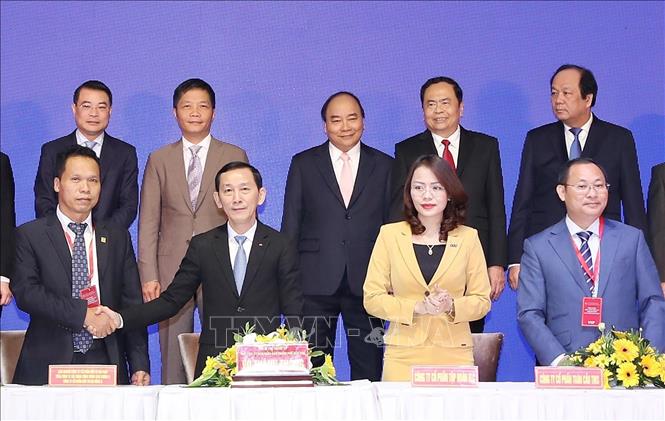 Trong ảnh: Thủ tướng Nguyễn Xuân Phúc và các đại biểu chứng kiến lễ ký kết giữa UBND Thành phố Cần Thơ và các nhà đầu tư, doanh nghiệp. Ảnh: Thống Nhất – TTXVN