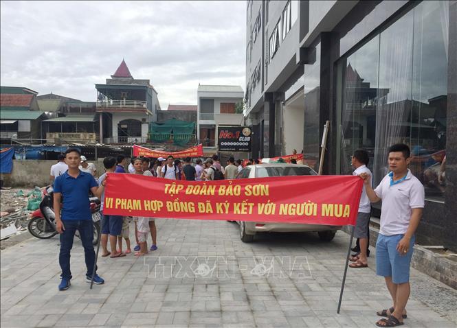 Trong ảnh: Người dân chung cư Bảo Sơn Complex, số 126 đường Nguyễn Sỹ Sách, phường Hưng Phúc, thành phố  Vinh, Nghệ An phản đối chủ đầu tư vi phạm hợp đồng mua, bán căn hộ. Ảnh: Nguyễn Oanh- TTXVN