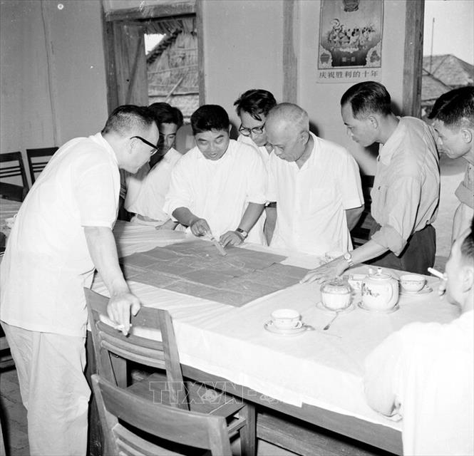 Trong ảnh: Đ/c Tôn Đức Thắng, Chủ tịch Hội đồng bầu cử Trung ương kiểm tra tình hình chuẩn bị bầu cử Quốc hội khóa II tại Thái Nguyên, ngày 27/04/1960. Ảnh: TTXVN