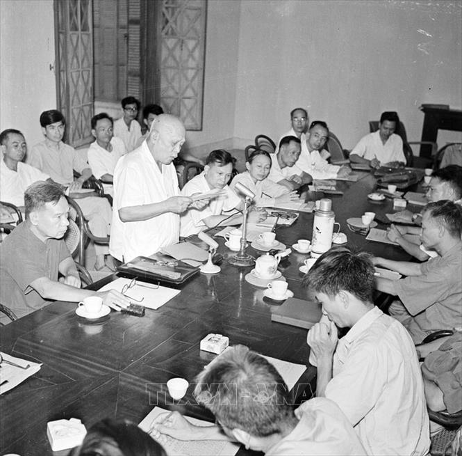 Trong ảnh: Phó Chủ tịch Tôn Đức Thắng, Trưởng ban lãnh đạo Bổ túc văn hóa và xóa nạn mù chữ, đọc lời kêu gọi toàn dân ra sức hoàn thành công tác bổ túc văn hóa góp phần đắc lực trong công cuộc chống Mỹ cứu nước (09/1968). Ảnh: Minh Trường – TTXVN