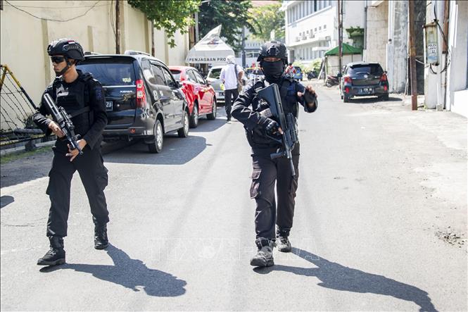 Trong ảnh: Cảnh sát Indonesia tuần tra tại Surabaya. Ảnh: AFP/TTXVN