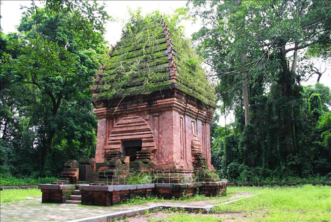 Trong ảnh: Tháp Yang Prong được người Chăm xây dựng từ thế kỷ XIII thờ thần Siva với ước mong cuộc sống ấm no hạnh phúc. Ảnh: Phạm Cường-TTXVN