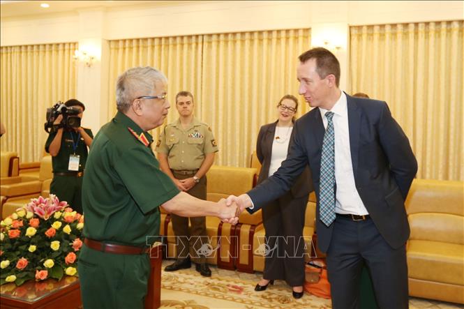 Trong ảnh: Thượng tướng Nguyễn Chí Vịnh (bên trái) đón Cục trưởng Cục Chính sách Quốc tế, Bộ Quốc phòng Australia Stephen Moore. Ảnh: Hồng Pha-TTXVN phát