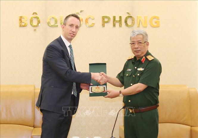 Trong ảnh: Thượng tướng Nguyễn Chí Vịnh (bên phải) tặng quà lưu niệm cho Cục trưởng Cục Chính sách Quốc tế, Bộ Quốc phòng Australia Stephen Moore. Ảnh: Hồng Pha-TTXVN phát