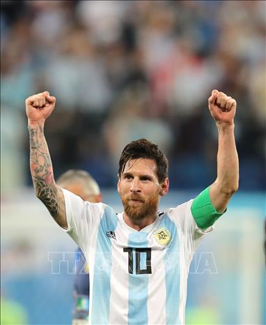 Dành chút thời gian để ngắm nhìn những tấm ảnh đầy nghệ thuật của Messi trong chiếc áo đội tuyển ấn tượng. Hình ảnh này không chỉ đơn thuần là bóng đá mà còn là một tác phẩm nghệ thuật đích thực.