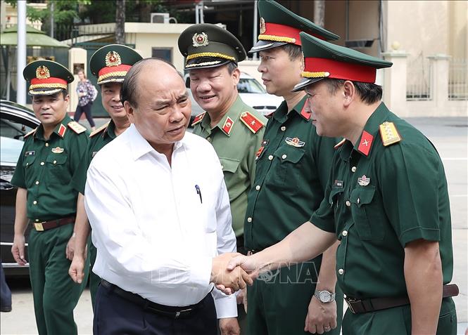 Trong ảnh: Thủ tướng Nguyễn Xuân Phúc với cán bộ Ban quản lý Lăng Chủ tịch Hồ Chí Minh. Ảnh: Thống Nhất – TTXVN