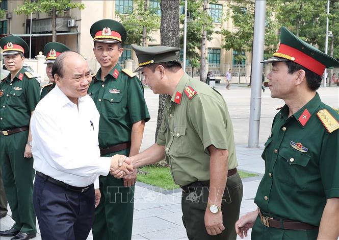 Trong ảnh: Thủ tướng Nguyễn Xuân Phúc với cán bộ Ban quản lý Lăng Chủ tịch Hồ Chí Minh. Ảnh: Thống Nhất – TTXVN