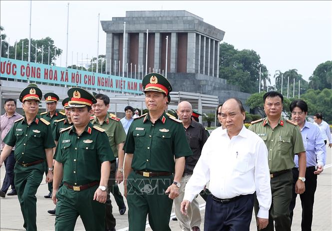 Trong ảnh: Thủ tướng Nguyễn Xuân Phúc đi kiểm tra công tác bảo dưỡng, tu bổ định kỳ Lăng Chủ tịch Hồ Chí Minh. Ảnh: Thống Nhất – TTXVN