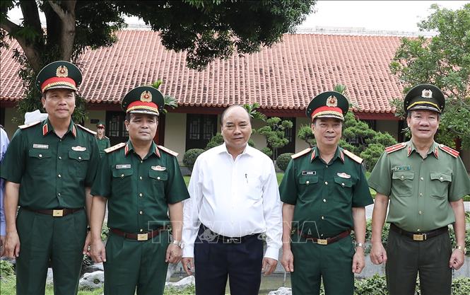 Trong ảnh: Thủ tướng Nguyễn Xuân Phúc với cán bộ Ban Quản lý Lăng Chủ tịch Hồ Chí Minh. Ảnh: Thống Nhất – TTXVN

