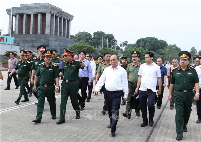 Trong ảnh: Thủ tướng Nguyễn Xuân Phúc đi kiểm tra công tác bảo dưỡng, tu bổ định kỳ Lăng Chủ tịch Hồ Chí Minh. Ảnh: Thống Nhất – TTXVN
