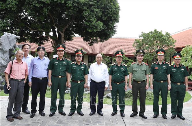 Trong ảnh: Thủ tướng Nguyễn Xuân Phúc với cán bộ Ban Quản lý Lăng Chủ tịch Hồ Chí Minh. Ảnh: Thống Nhất – TTXVN
