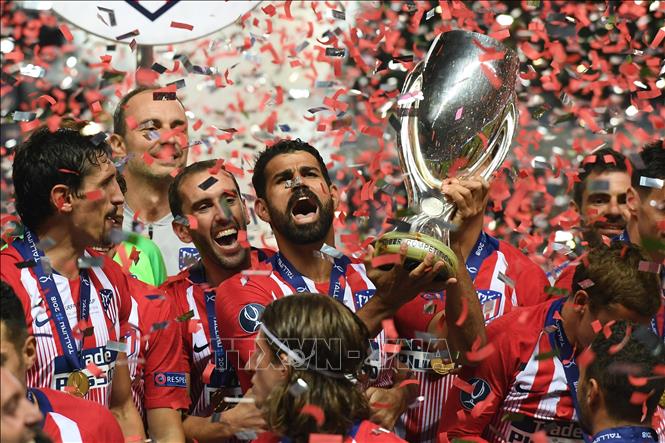 Trong ảnh: Các cầu thủ Atletico Madrid mừng chiến thắng trước Real Madrid sau trận đấu Siêu cúp châu Âu tại Tallinn, Estonia ngày 15/8. Ảnh: THX/ TTXVN