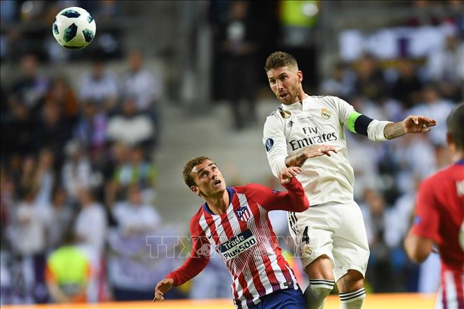 Trong ảnh: Pha tranh bóng bổng quyết liệt giữa cầu thủ Antoine Griezmann (trái) của Atletico Madrid và cầu thủ Sergio Ramos của Real Madrid trong trận Siêu cúp châu Âu tại Tallinn, Estonia ngày 15/8. Ảnh: THX/ TTXVN