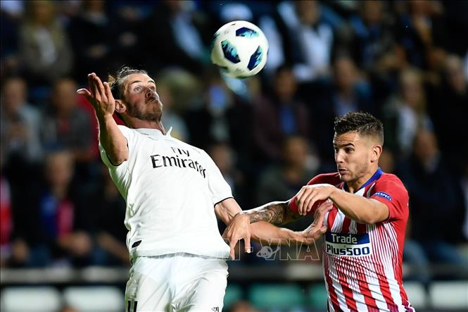 Trong ảnh: Pha tranh bóng bổng quyết liệt giữa cầu thủ Gareth Bale (trái) của Real Madrid và cầu thủ Atletico Madrid trong trận Siêu cúp châu Âu tại Tallinn, Estonia ngày 15/8. Ảnh: THX/ TTXVN