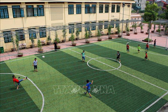 Trong ảnh: Với những trường có quỹ đất phù hợp như trường Tiểu học Đan Phượng, huyện Đan Phượng (Hà Nội) được đầu tư sân bóng mi ni chuẩn, hiện đại, phục vụ hoạt động thể dục thể thao cho học sinh. Ảnh: Thanh Tùng-TTXVN