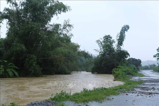 Trong ảnh: Nước lũ tràn về ngập gần lên tới mặt đường của Quốc lộ 1A (ảnh chụp lúc 15g 23 phút, ngày 17/8). Ảnh: Vũ Sinh - TTXVN